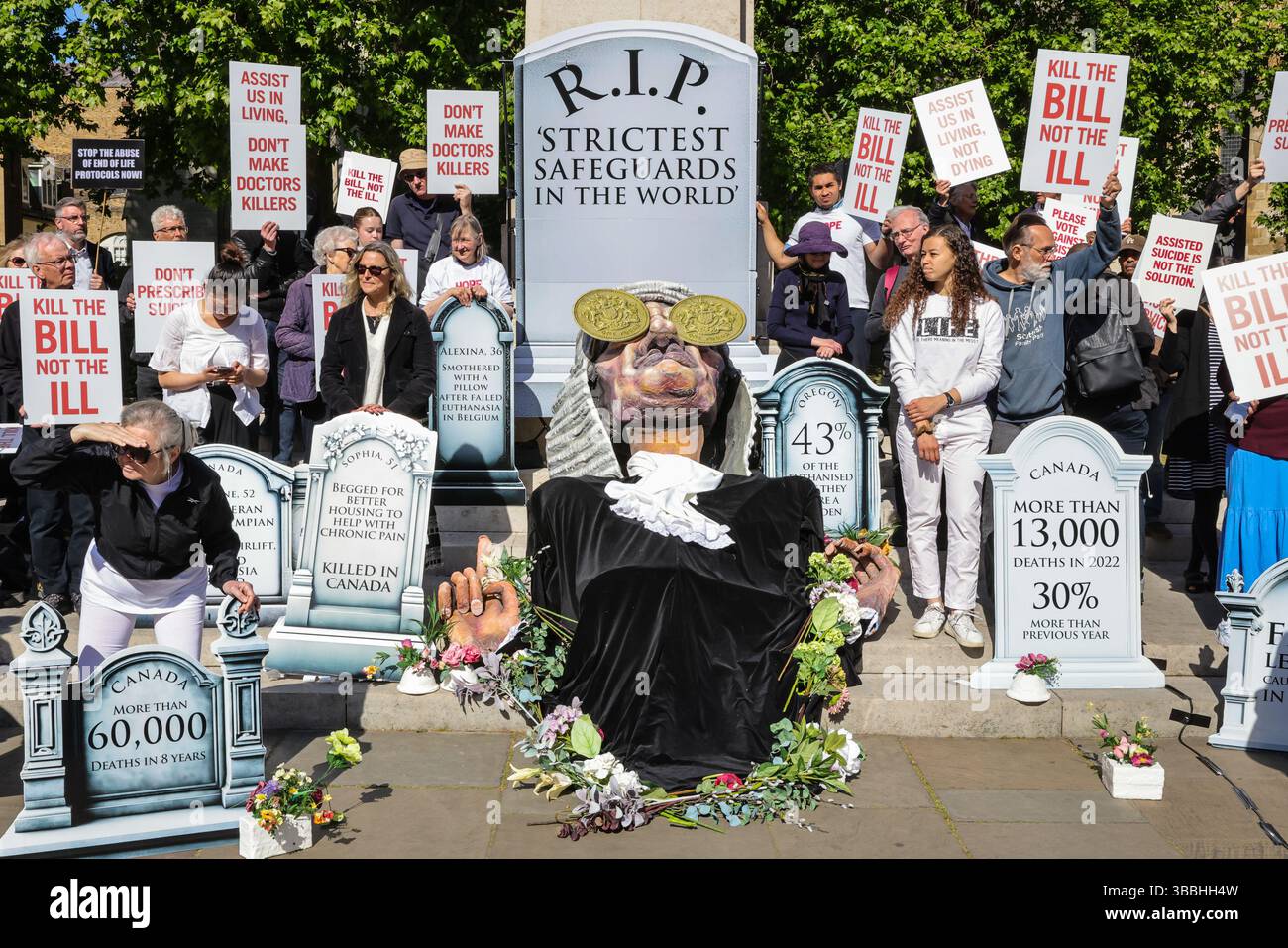 Londra, Regno Unito. 16 maggio 2025. I manifestanti contro il progetto di legge si radunano mentre il progetto di legge assistito morente è di nuovo discusso in Parlamento oggi. Il disegno di legge è passato alla sua prima fase nel novembre 2024, ma da allora sono state apportate modifiche e sono emersi nuovi dati da una valutazione d'impatto. La protesta è organizzata dall'organizzazione "Christian Concern" e da altri. Crediti: Imageplotter/Alamy Live News Foto Stock