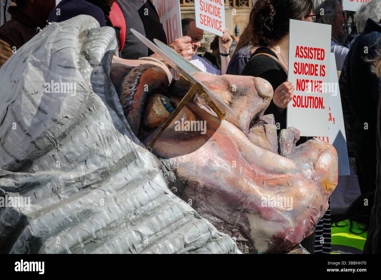 Londra, Regno Unito. 16 maggio 2025. I manifestanti contro il progetto di legge si radunano mentre il progetto di legge assistito morente è di nuovo discusso in Parlamento oggi. Il disegno di legge è passato alla sua prima fase nel novembre 2024, ma da allora sono state apportate modifiche e sono emersi nuovi dati da una valutazione d'impatto. La protesta è organizzata dall'organizzazione "Christian Concern" e da altri. Crediti: Imageplotter/Alamy Live News Foto Stock