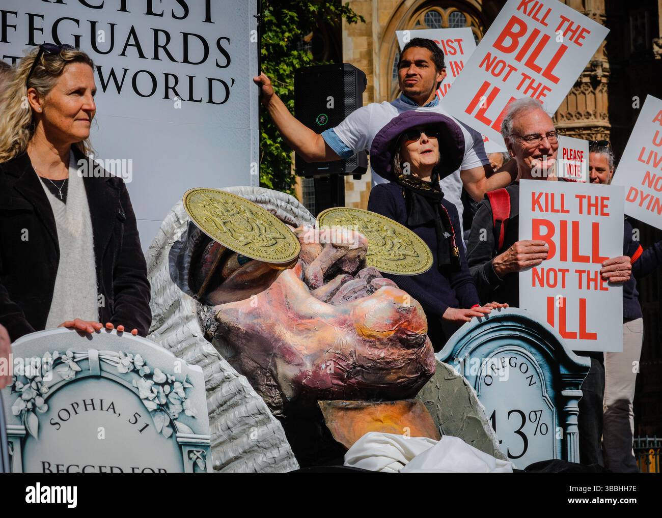 Londra, Regno Unito. 16 maggio 2025. I manifestanti contro il progetto di legge si radunano mentre il progetto di legge assistito morente è di nuovo discusso in Parlamento oggi. Il disegno di legge è passato alla sua prima fase nel novembre 2024, ma da allora sono state apportate modifiche e sono emersi nuovi dati da una valutazione d'impatto. La protesta è organizzata dall'organizzazione "Christian Concern" e da altri. Crediti: Imageplotter/Alamy Live News Foto Stock