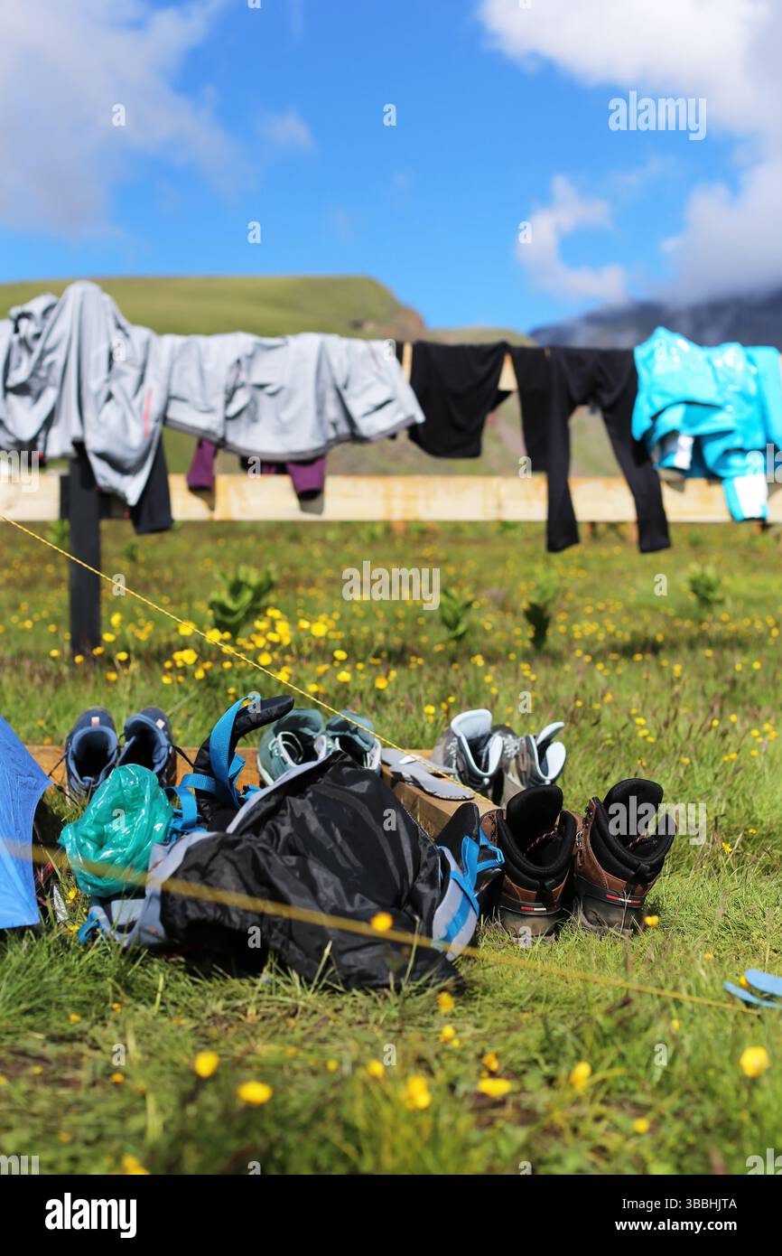 I vestiti da trekking si asciugano dopo l'escursione. Foto Stock