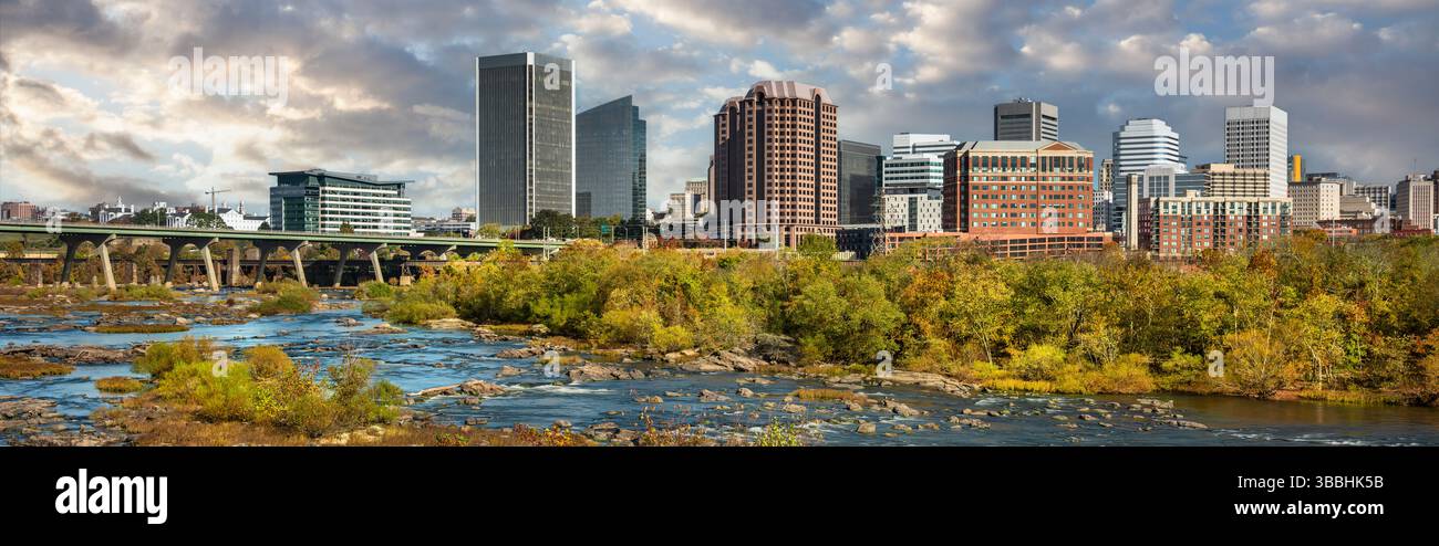 Skyline panoramico del centro di Richmond, Virginia, sul fiume James Foto Stock