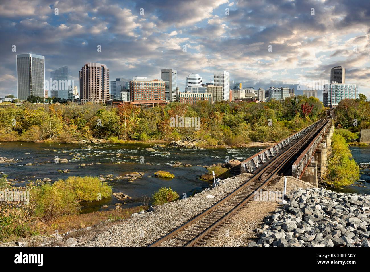Vista dello skyline del centro cittadino di Richmond, Virginia, sul fiume James USA Foto Stock