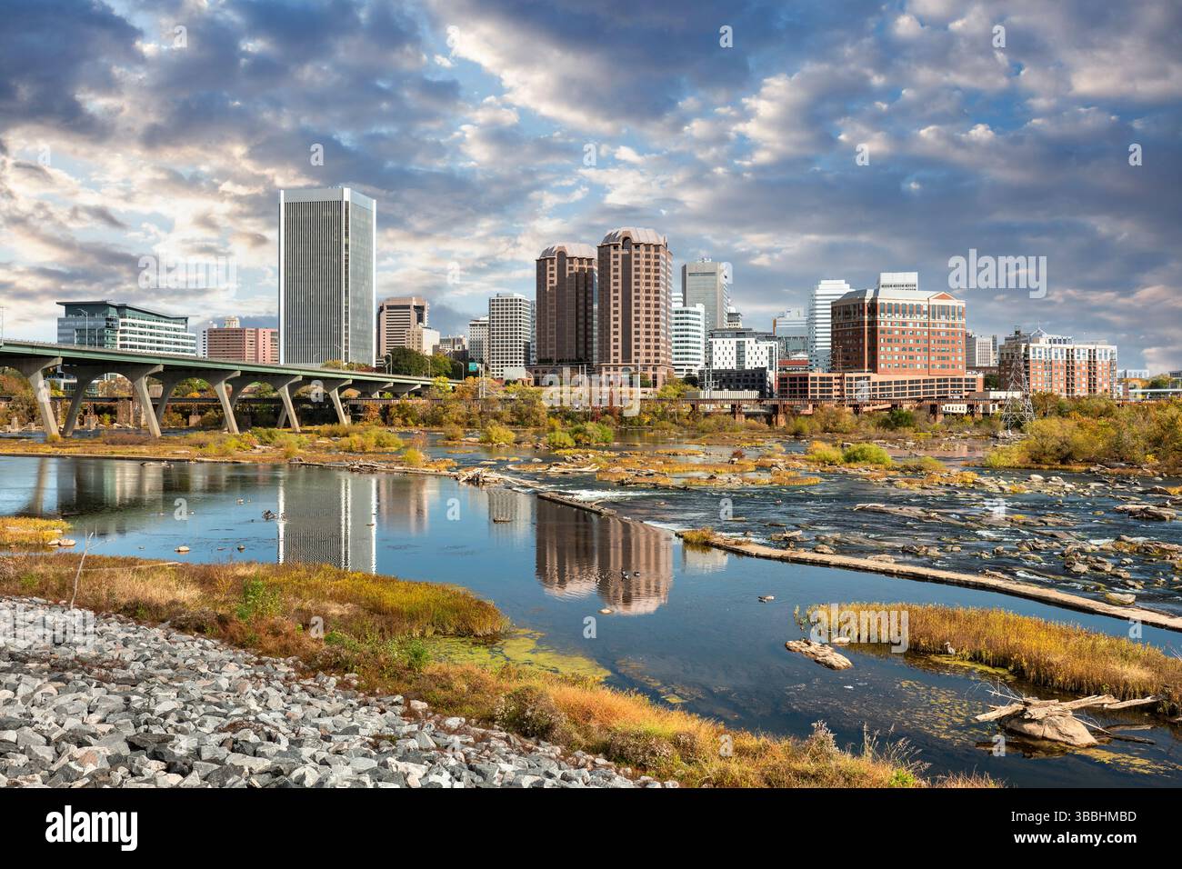 Vista dello skyline del centro cittadino di Richmond, Virginia, sul fiume James USA Foto Stock