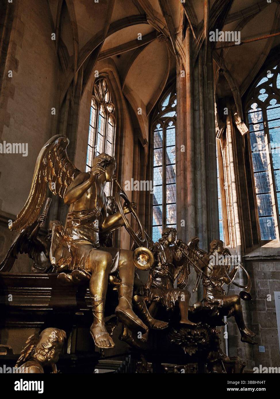 Angelo d'oro che suona la tromba all'interno della chiesa storica Foto Stock