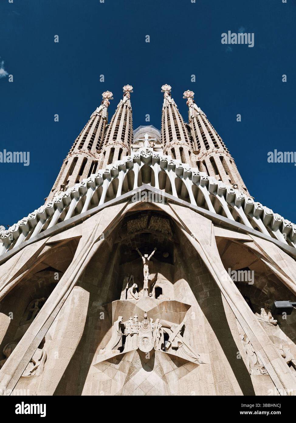 Iconica basilica che si innalza contro un cielo blu limpido Foto Stock