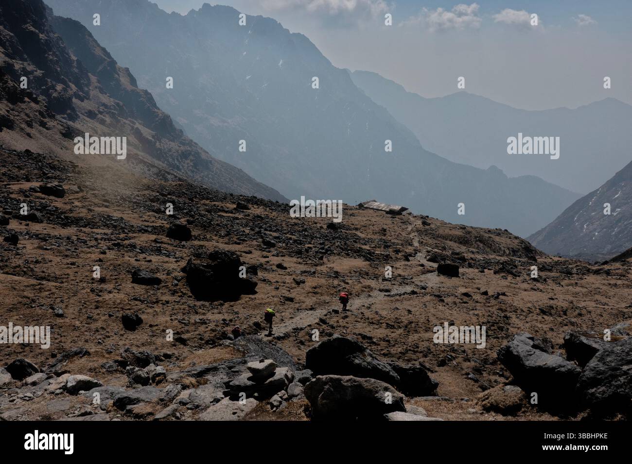 Facchini che scendono dal passo Laurabina, dal Parco Nazionale di Langtang, da Helambu, Nepal Foto Stock