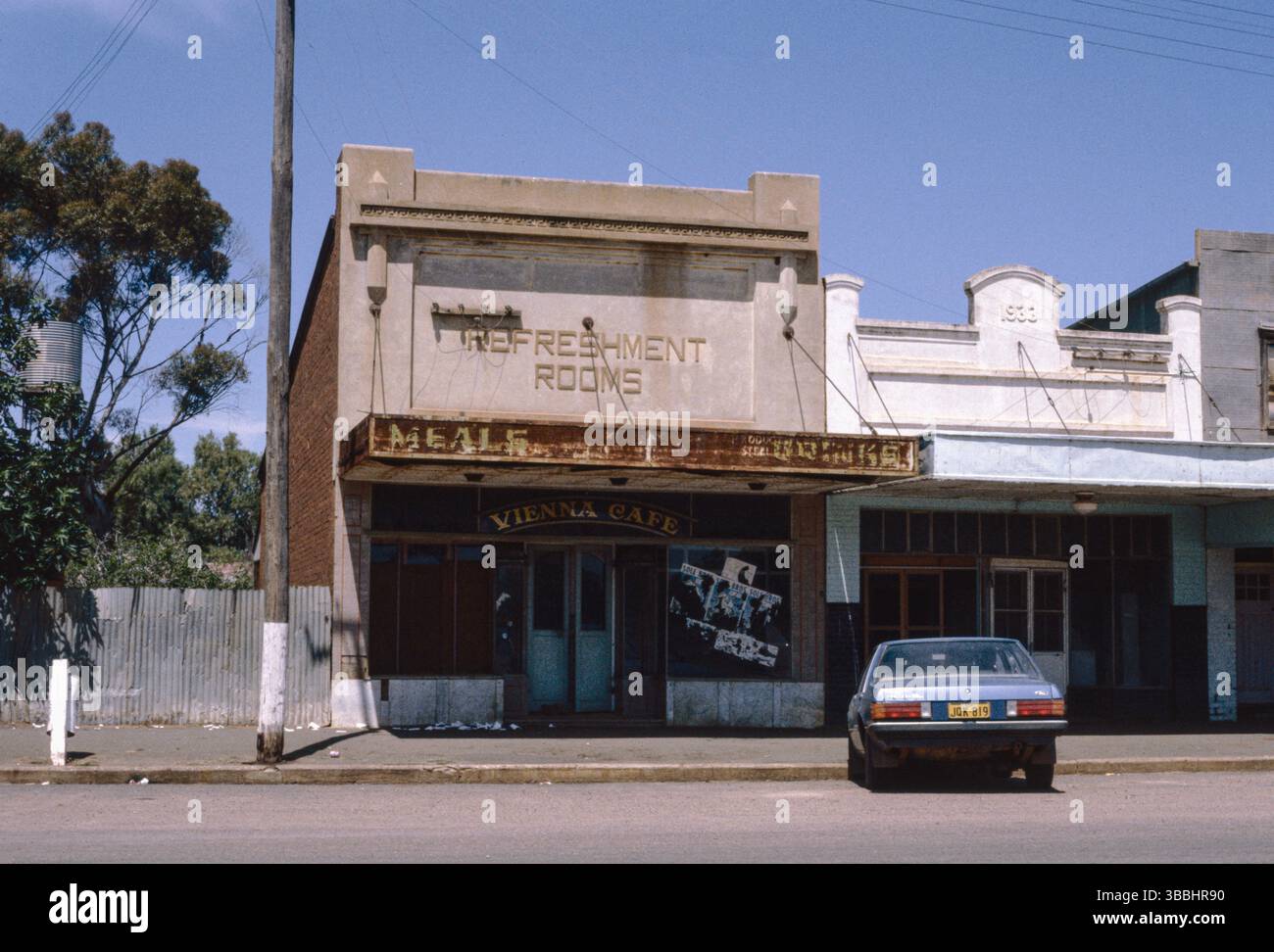 Facciata dell'edificio storico australiano, decrepito ma affascinante Vienna Café e Refreshment Rooms, pezzo iconico della piccola città australiana. Foto Stock