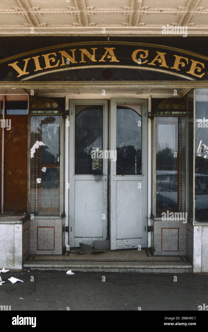 Lo storico Barellan Vienna Cafe con porte e cartellonistica intemperie, l'abbandonato Vienna Cafe, un pezzo della storia di Barellan, NSW Australia Foto Stock