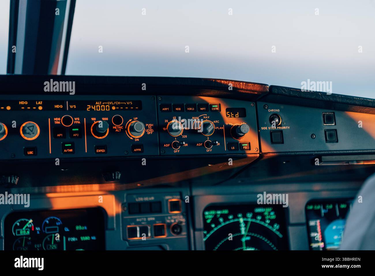 Pannello di controllo illuminato nella cabina di pilotaggio di aeromobili commerciali Foto Stock