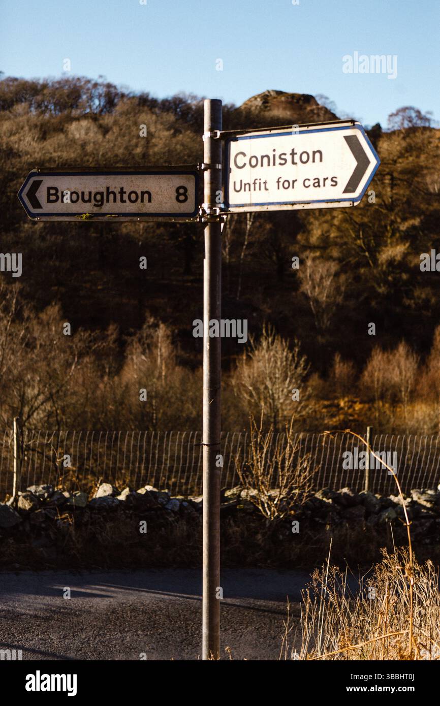 Le indicazioni stradali indicano Broughton e Coniston nel Lake District. Foto Stock