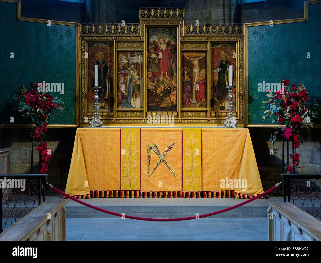Cattedrale di Norwich, Norwich, Inghilterra - altare ornato e pala d'altare o reredos nella cappella di San Salvatore. Foto Stock