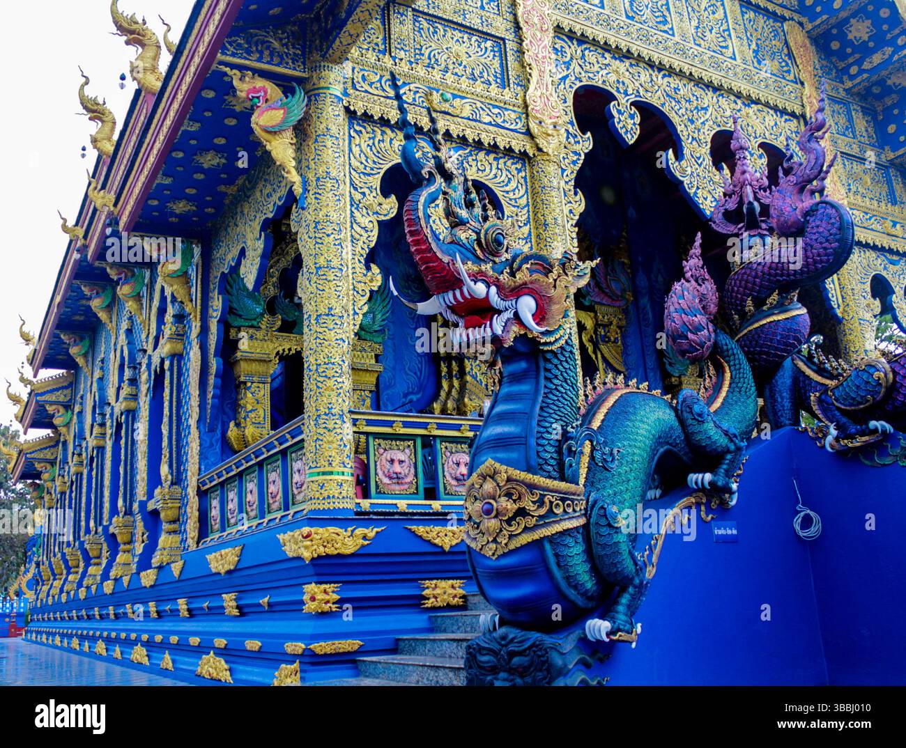 Tempio blu nella città di Chiang Rai in Thailandia, Wat Rong Suea Ten stupa e pagoda. Architettura tradizionale thailandese e arte moderna rappresentate in blu Foto Stock