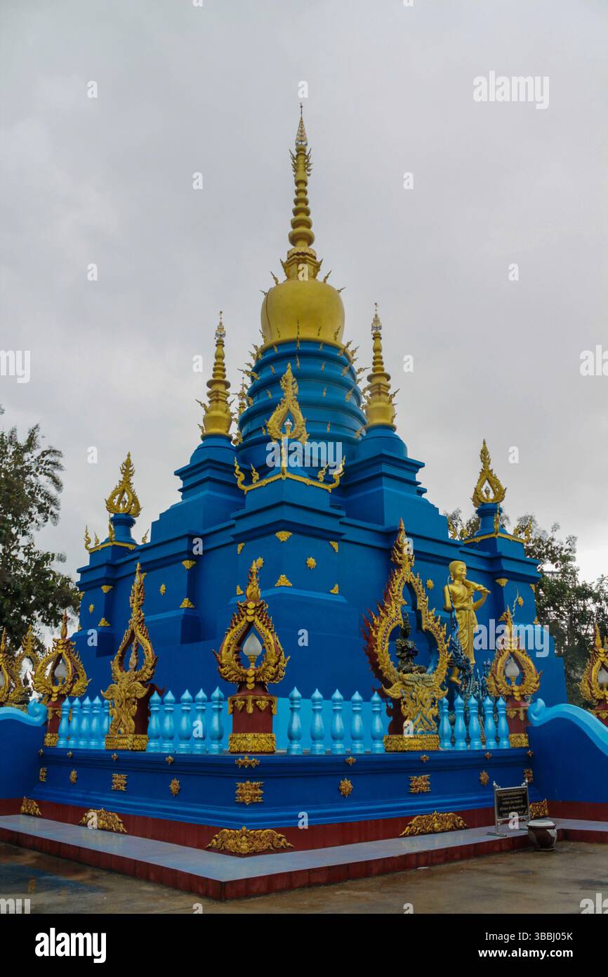 Tempio blu nella città di Chiang Rai in Thailandia, Wat Rong Suea Ten stupa e pagoda. Architettura tradizionale thailandese e arte moderna rappresentate in blu Foto Stock