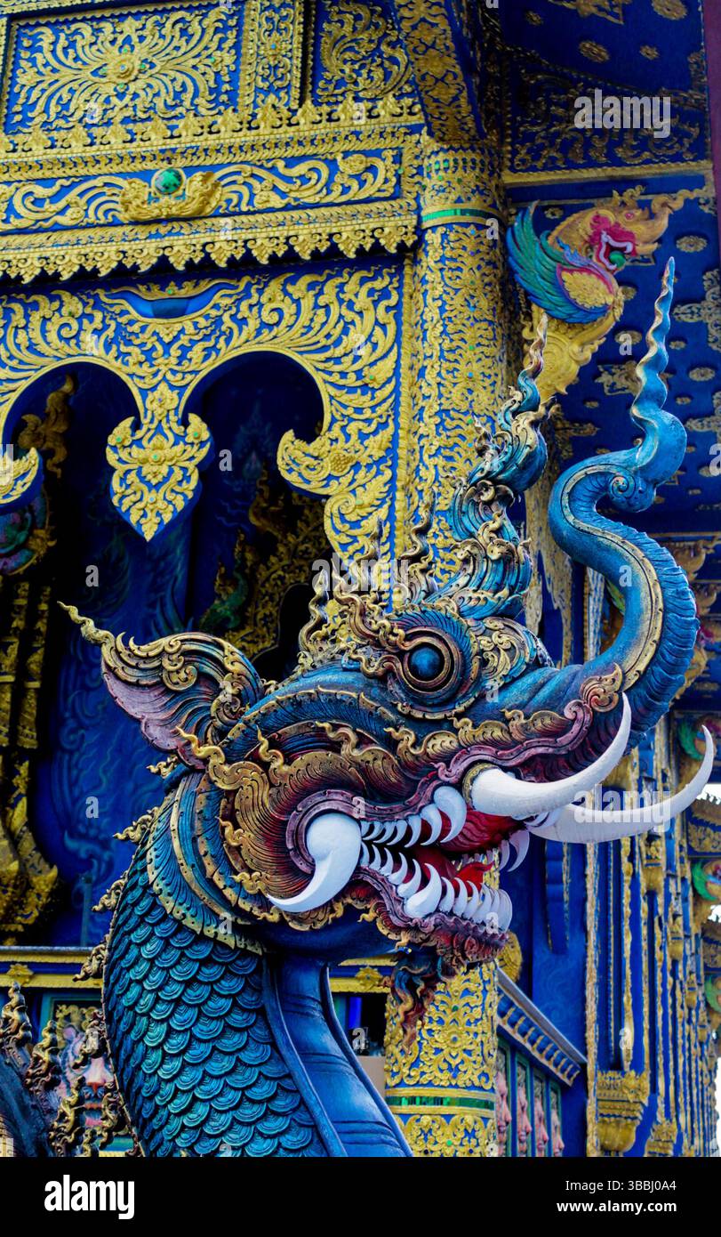 Tempio blu nella città di Chiang Rai in Thailandia, Wat Rong Suea Ten stupa e pagoda. Architettura tradizionale thailandese e arte moderna rappresentate in blu Foto Stock