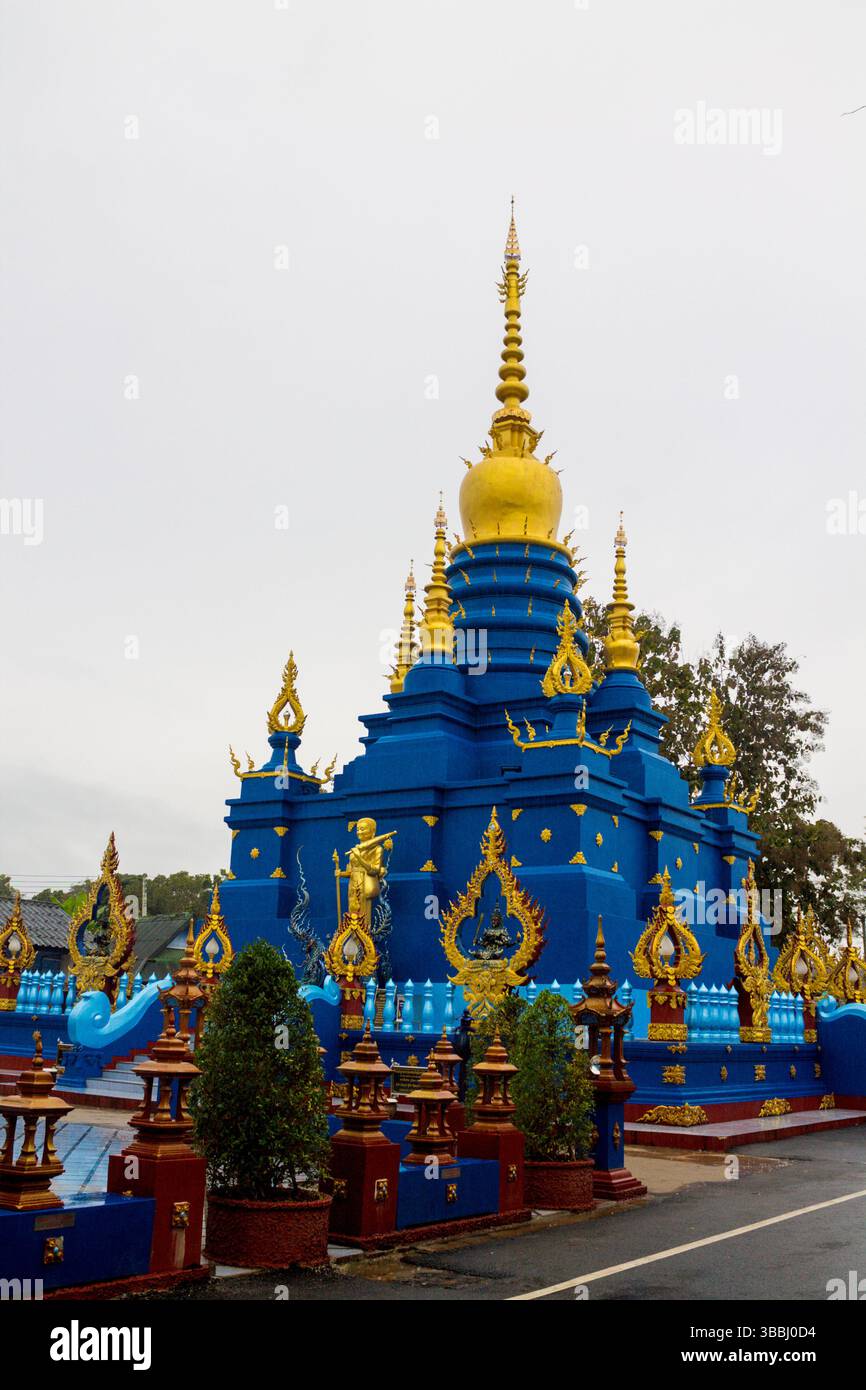 Tempio blu nella città di Chiang Rai in Thailandia, Wat Rong Suea Ten stupa e pagoda. Architettura tradizionale thailandese e arte moderna rappresentate in blu Foto Stock