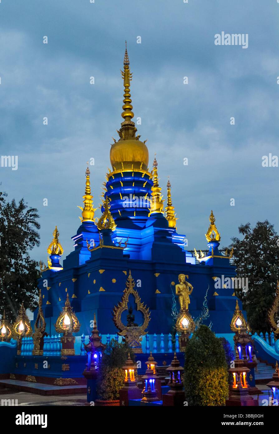 Tempio blu nella città di Chiang Rai in Thailandia, Wat Rong Suea Ten stupa e pagoda. Architettura tradizionale thailandese e arte moderna rappresentate in blu Foto Stock
