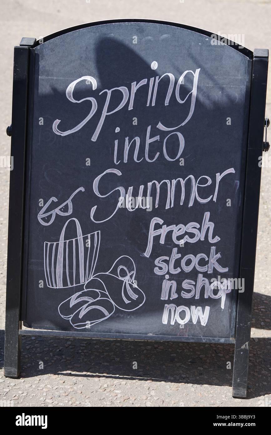 Lavagna pubblicitaria le nuove scorte stagionali con la primavera e l'estate evidenziate. Dorking, Regno Unito Foto Stock