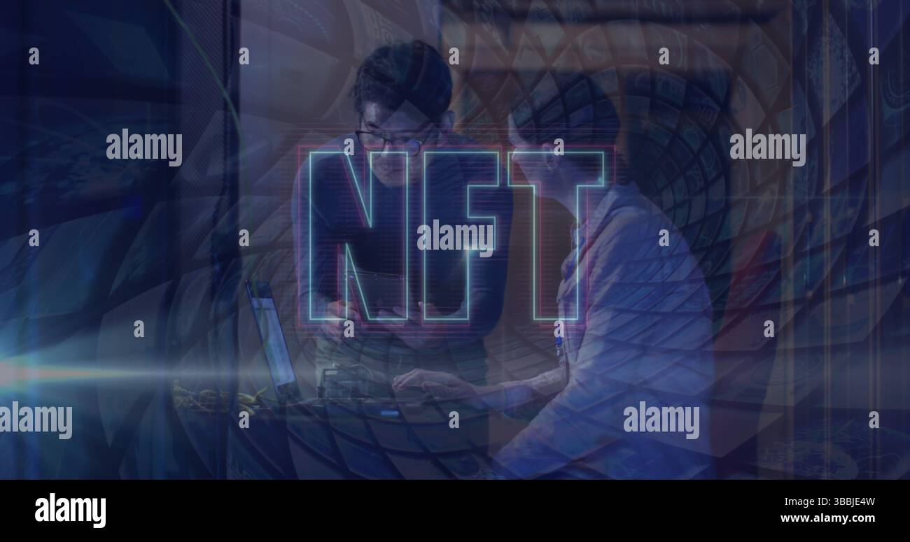 Immagine di nft ed elaborazione dei dati su diversi ingegneri IT da parte di server informatici Foto Stock
