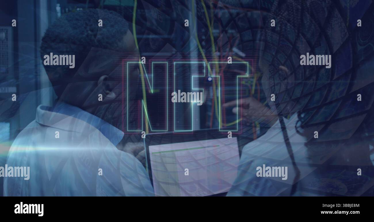 Immagine di nft ed elaborazione dei dati su diversi ingegneri IT da parte di server informatici Foto Stock