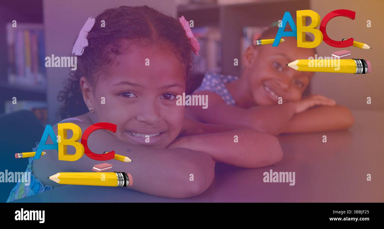 Immagine di lettere e matita su ragazze felici e diverse sedute nelle scrivanie della scuola Foto Stock