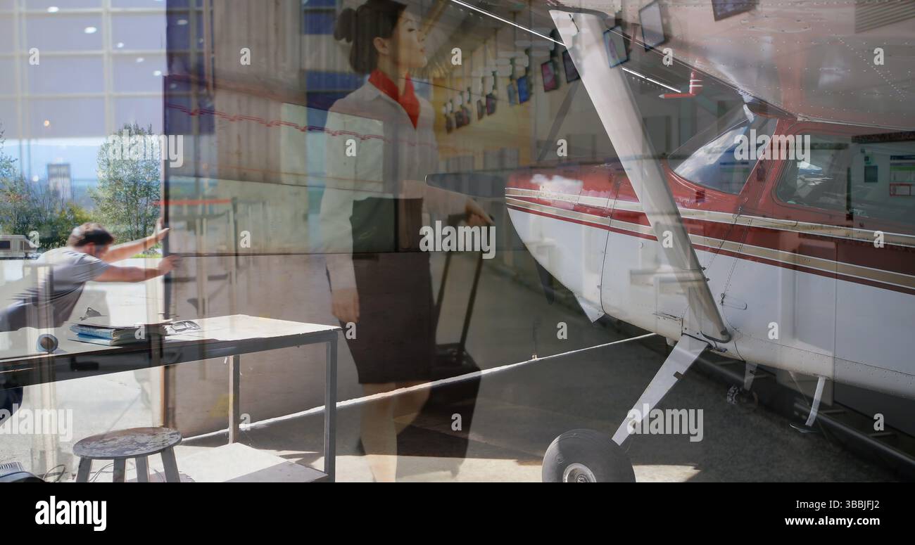 Visualizzazione del piano di appoggio nell'hangar tramite la corsia di check-in, con valigia, porta di vetro, spazio per le copie Foto Stock