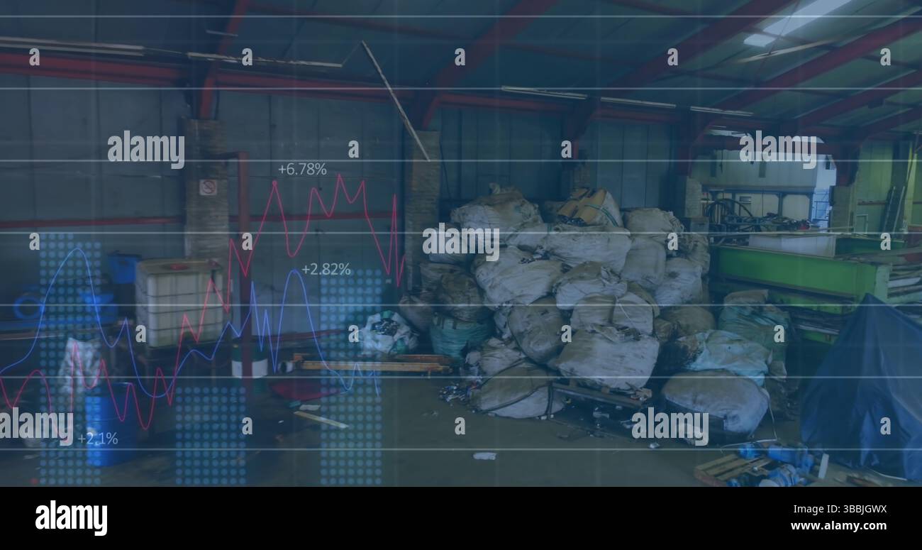 Con un mucchio di sacchetti bianchi sfusi posizionati su pallet in magazzino, con macchinari verdi e contenitori blu Foto Stock