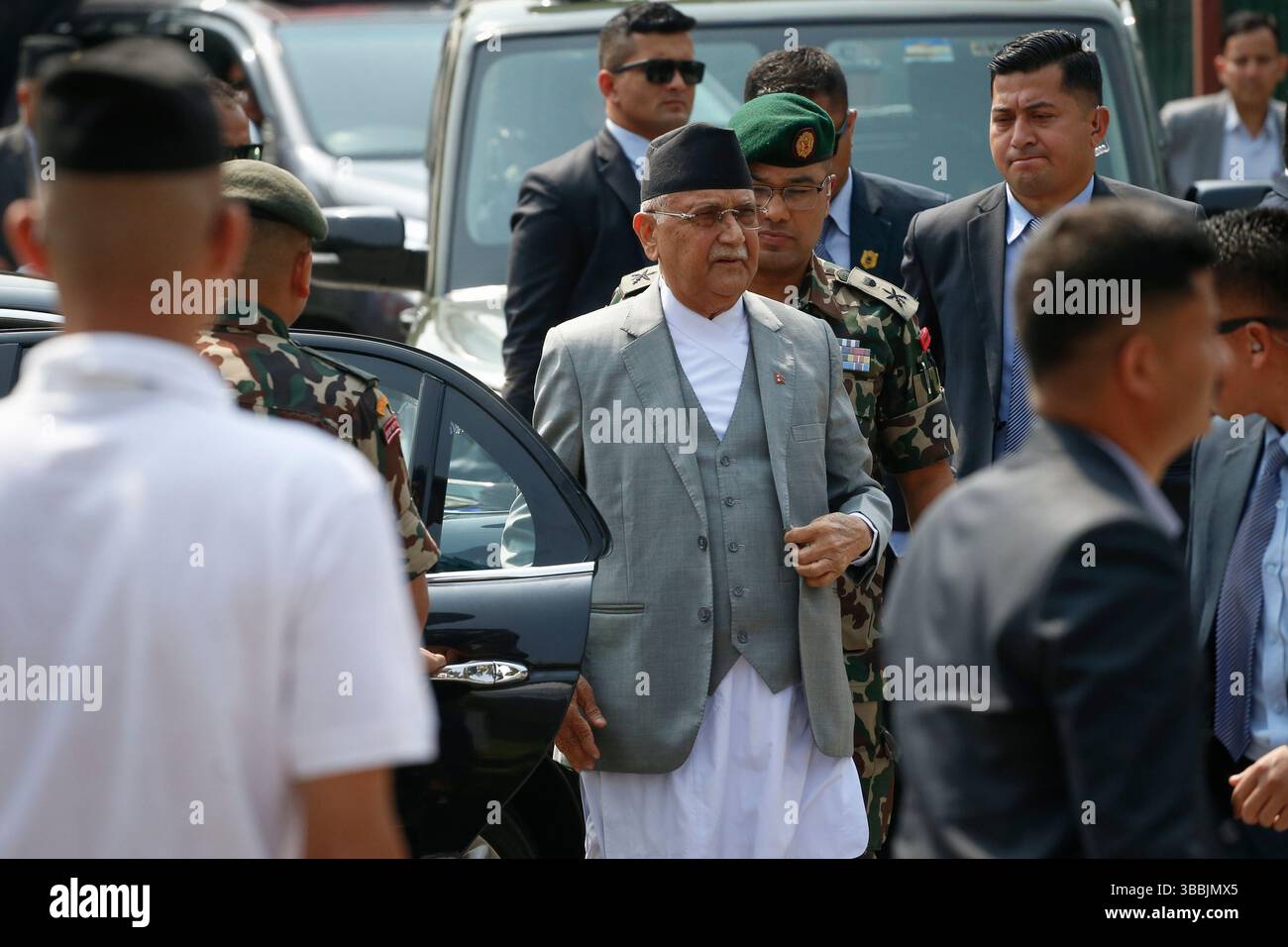 Kathmandu, Nepal. 16 maggio 2025. Il 16 maggio 2025, a Kathmandu, Nepal. Il primo ministro KP Sharma oli arriva alla sede del dialogo sulle montagne, che inizia oggi. (Foto di Abhishek Maharjan/Sipa USA) credito: SIPA USA/Alamy Live News Foto Stock