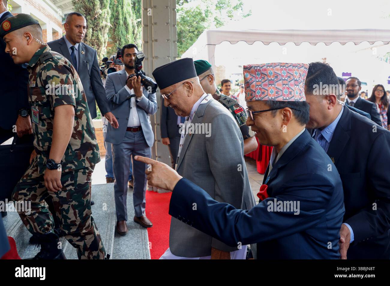 Kathmandu, Nepal. 15 maggio 2025. Il 16 maggio 2025, a Kathmandu, Nepal. Il primo ministro KP Sharma oli arriva alla sede del dialogo sulle montagne, che inizia oggi. (Foto di Abhishek Maharjan/Sipa USA) credito: SIPA USA/Alamy Live News Foto Stock