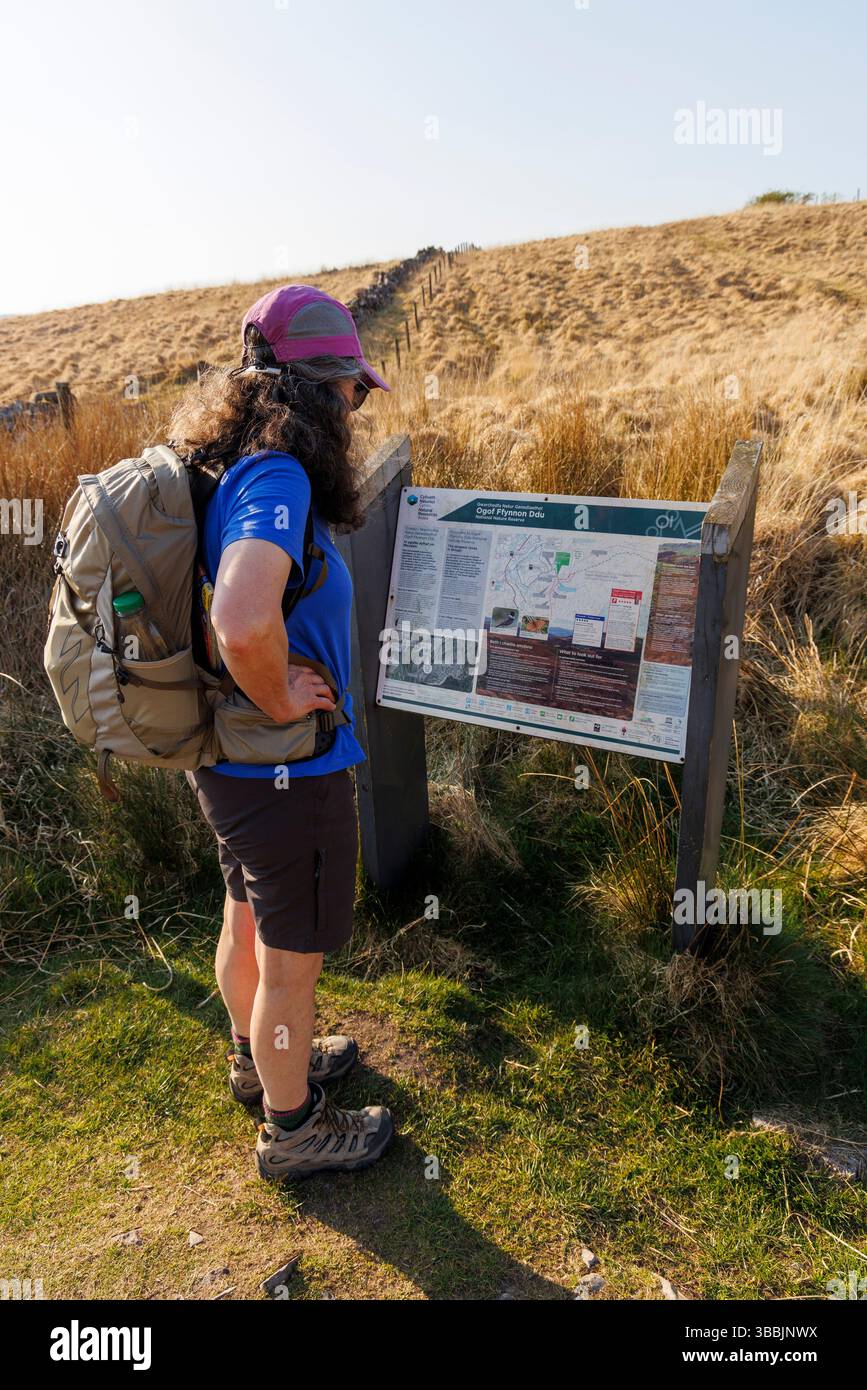 Cartello informativo per escursionisti, riserva naturale nazionale Ogof Ffynnon DDU, Swansea Valley, Galles, Regno Unito Foto Stock