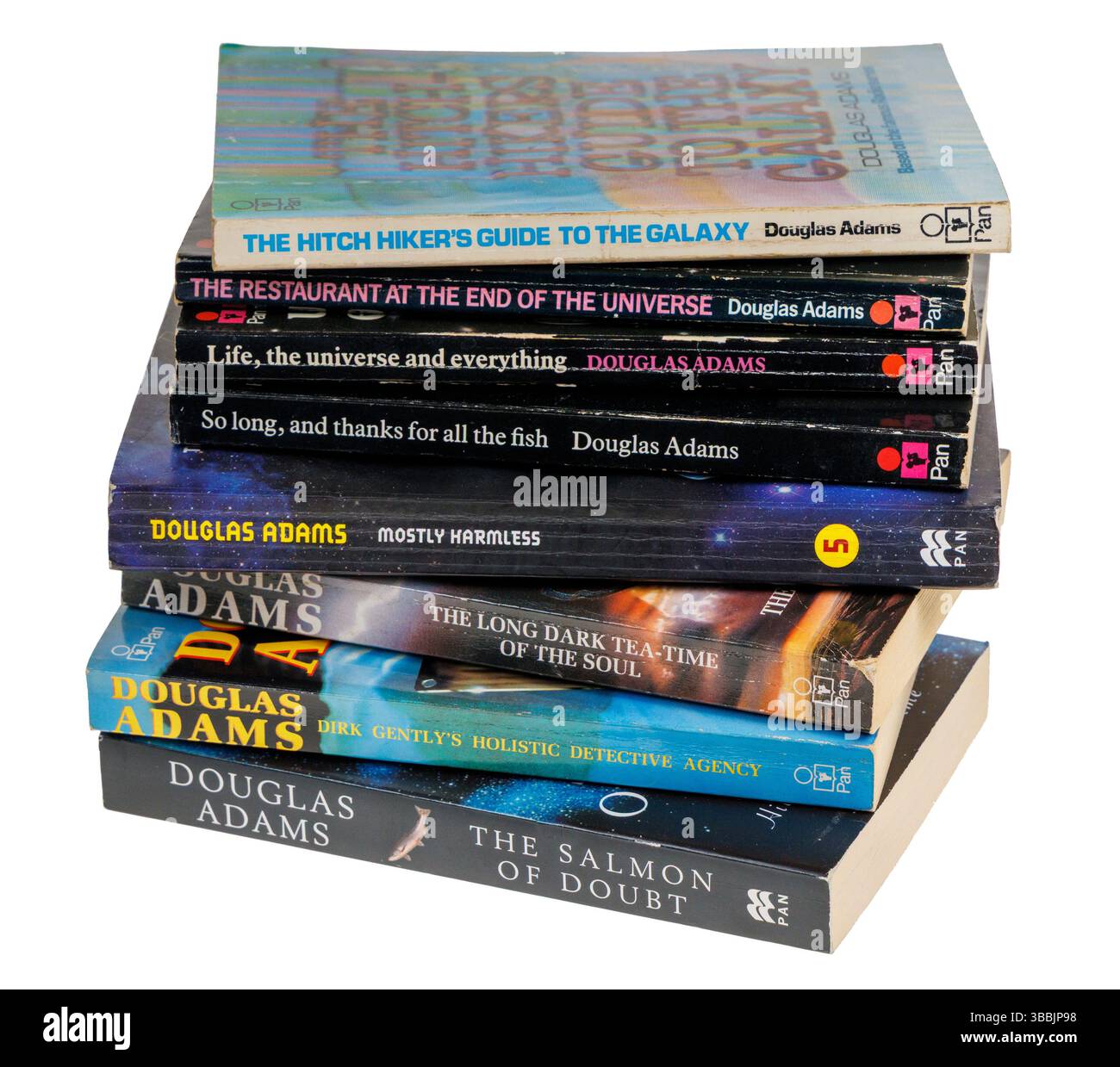 Libri cartacei tra cui la serie Dirk Gently e Hitch Hiker's Guide, dell'autore Douglas Adams Foto Stock