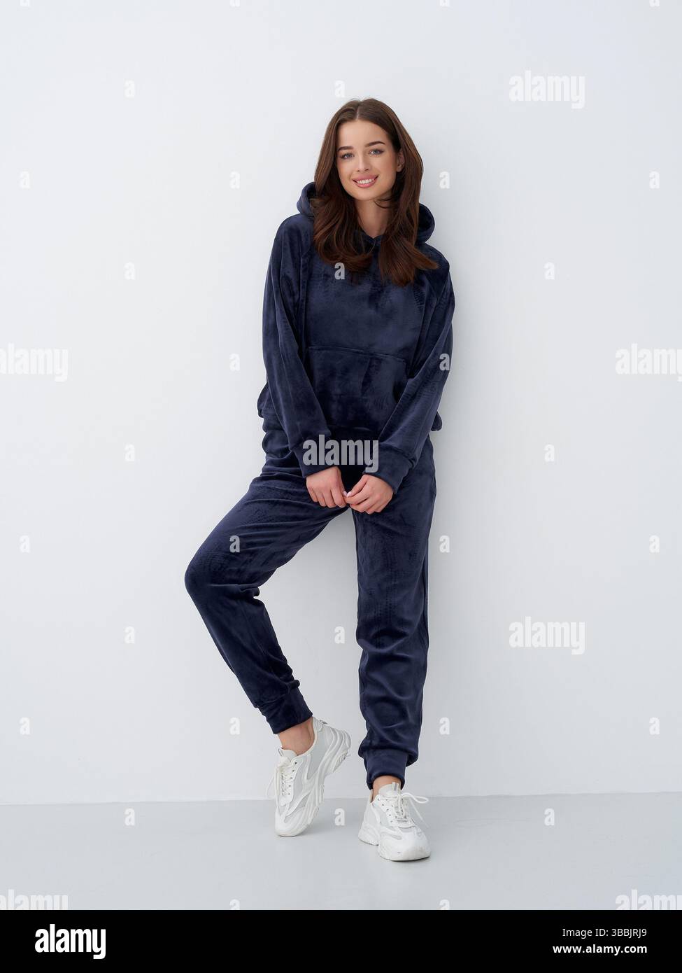 Ambiente informale al coperto con una donna in un abito da lounge blu navy Foto Stock