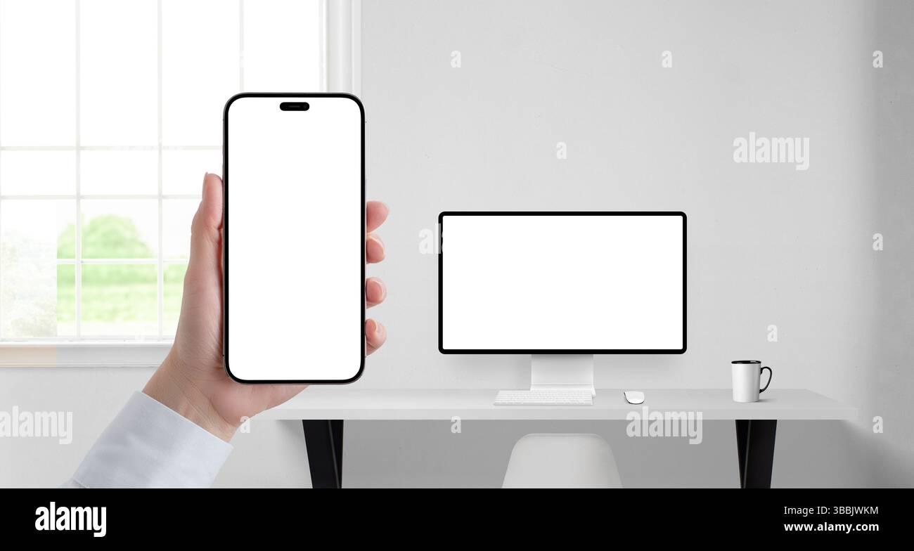 Ambiente d'ufficio con modelli per telefono e monitor desktop, perfetto per mostrare app fintech, dashboard di investimento o piattaforme client sicure Foto Stock
