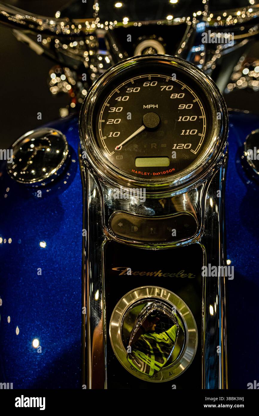 Pittsburgh, Stati Uniti - 06 giugno 2019: Primo piano di un vivace cruscotto per motociclette con tachimetro a Pittsburgh. Foto Stock