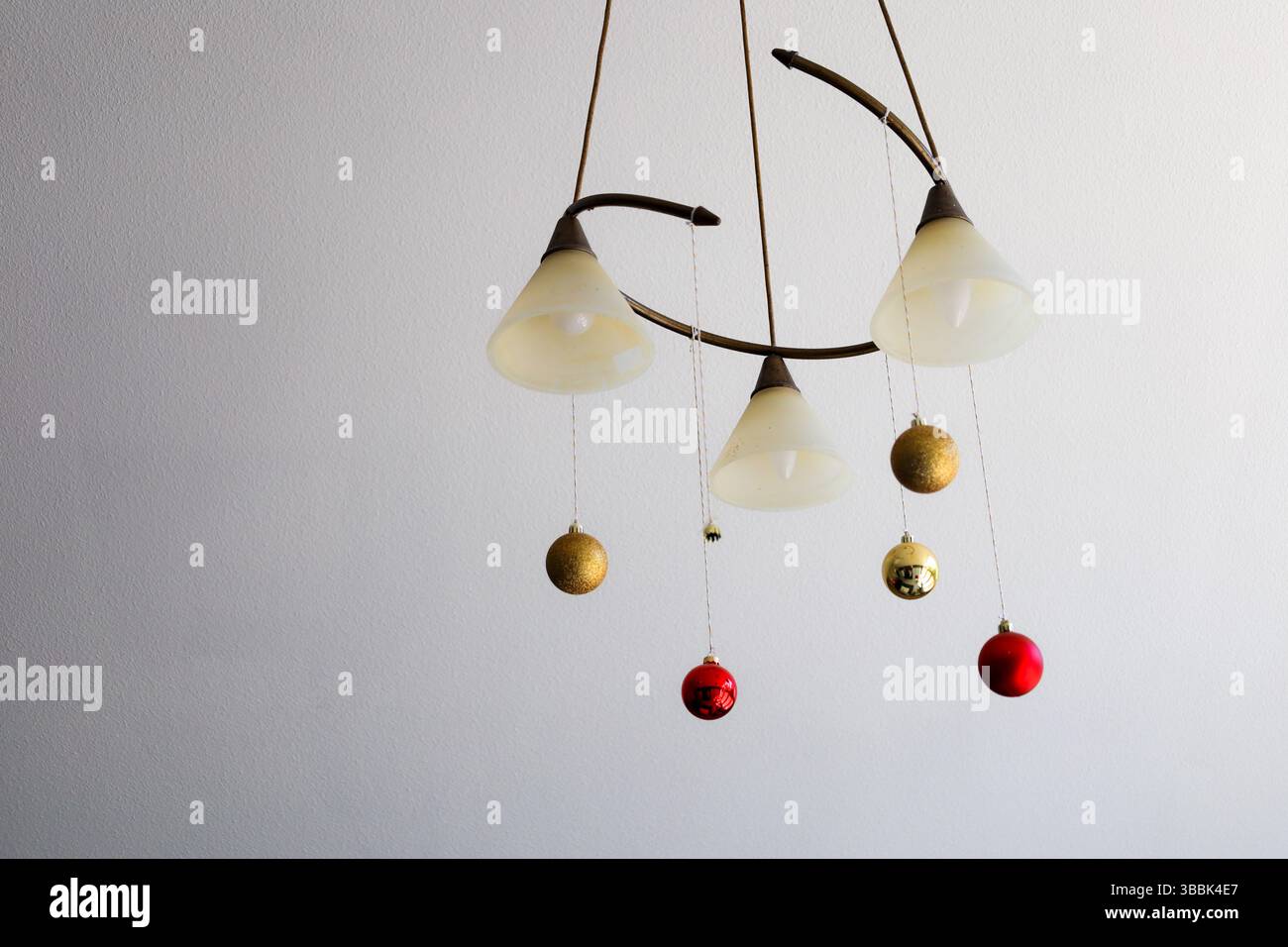 Una vista minimalista e simmetrica di una strada rettilinea che scompare in una lussureggiante foresta verde, evocando un senso di calma, solitudine e infinite possibilità Foto Stock