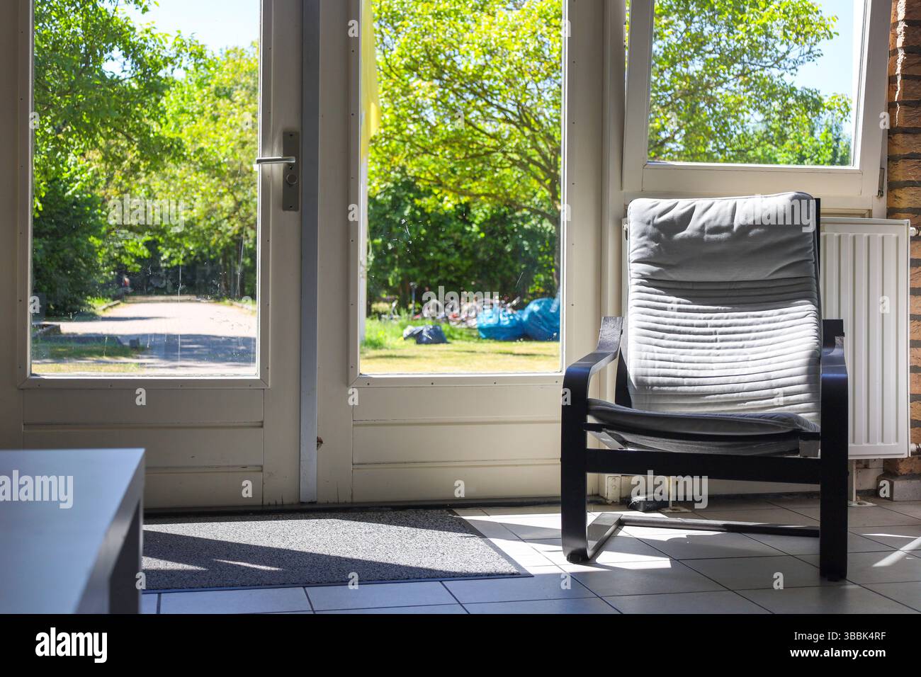 Una vista minimalista e simmetrica di una strada rettilinea che scompare in una lussureggiante foresta verde, evocando un senso di calma, solitudine e infinite possibilità Foto Stock