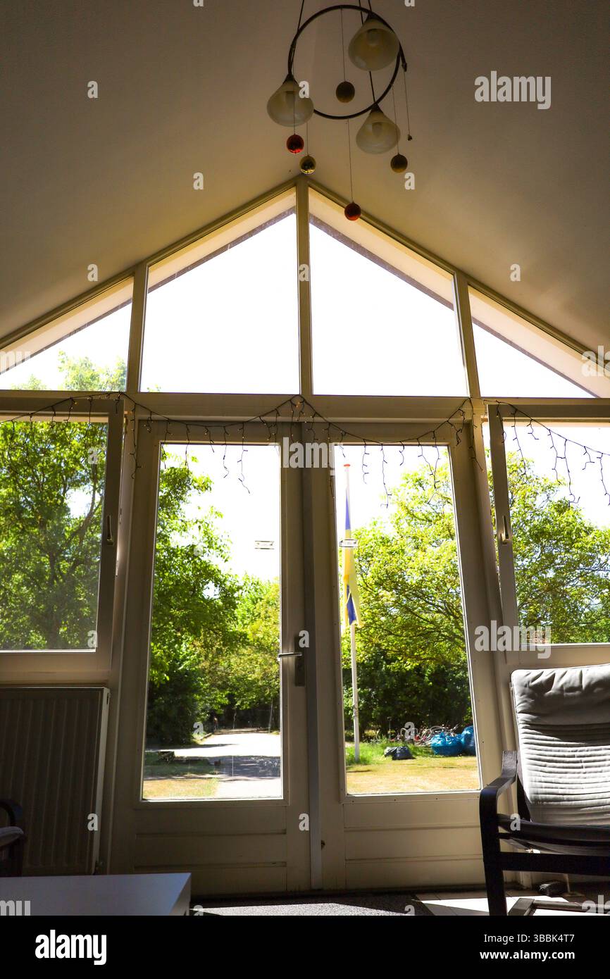 Una vista minimalista e simmetrica di una strada rettilinea che scompare in una lussureggiante foresta verde, evocando un senso di calma, solitudine e infinite possibilità Foto Stock