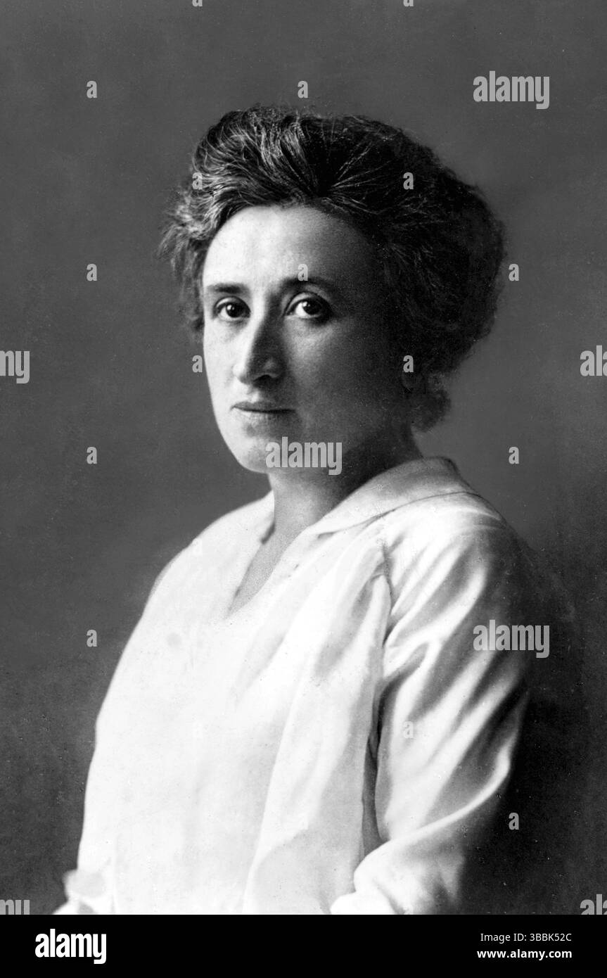 Rosa Luxemberg (nata Rozalia Luksenburg; 5 marzo 1871 – 15 gennaio 1919) è stata una rivoluzionaria e teorica marxista polacca naturalizzata tedesca. Fu una figura chiave dei movimenti socialisti in Polonia e Germania all'inizio del XX secolo. Insieme a Karl Liebknecht, era un leader della Lega di Spartaco che organizzò una rivoluzione armata a Berlino (la rivolta Spartacista) per installare una leadership comunista. Foto Stock