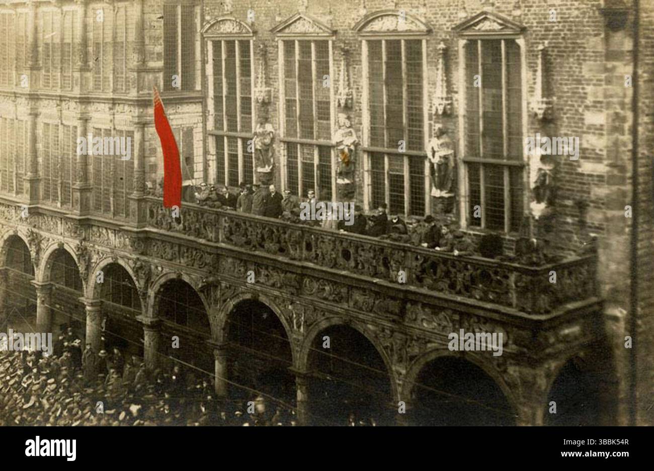 La proclamazione della Repubblica Sovietica di Brema fuori dal municipio il 15 novembre 1918. La Repubblica Sovietica di Brema fu uno stato rivoluzionario non riconosciuto in Germania formato durante la rivoluzione tedesca del 1918-1919, subito dopo la prima guerra mondiale. Anche se non formalmente dichiarato fino al 10 gennaio 1919, il regime che rappresentava presiedette nella città portuale industriale di Brema dal 14 novembre 1918 fino alla sua soppressione il 4 febbraio 1919 da parte dell'esercito e delle forze irregolari. Foto Stock