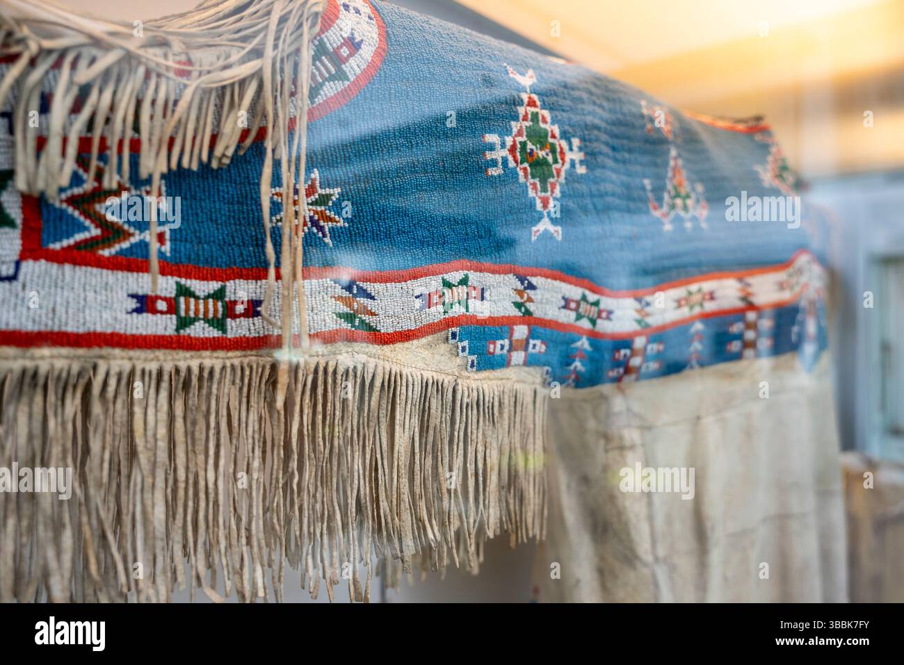 Dettaglio dell'abito femminile Indiano-americano, cultura Lakota (Teton Sioux), Great Plains USA, 1900-1923, pelle, perle di vetro, thread, Museo Nazionale di Antropologia, Madrid, Spagna. Foto Stock