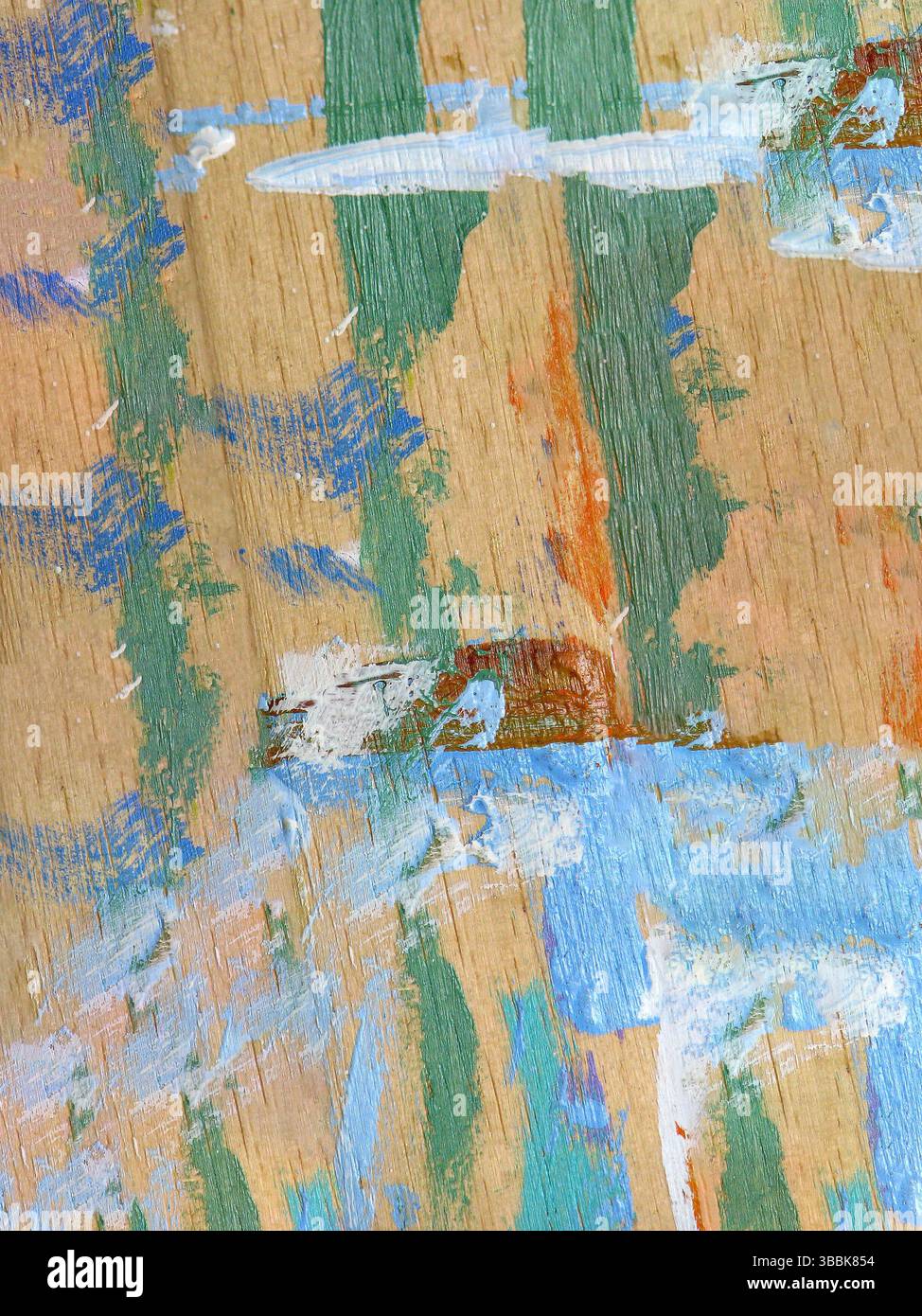 Primo piano di pittura astratta su legno con tratti di blu, giallo, verde e arancione vivaci, che evidenziano l'espressione artistica, texture e creativi Foto Stock