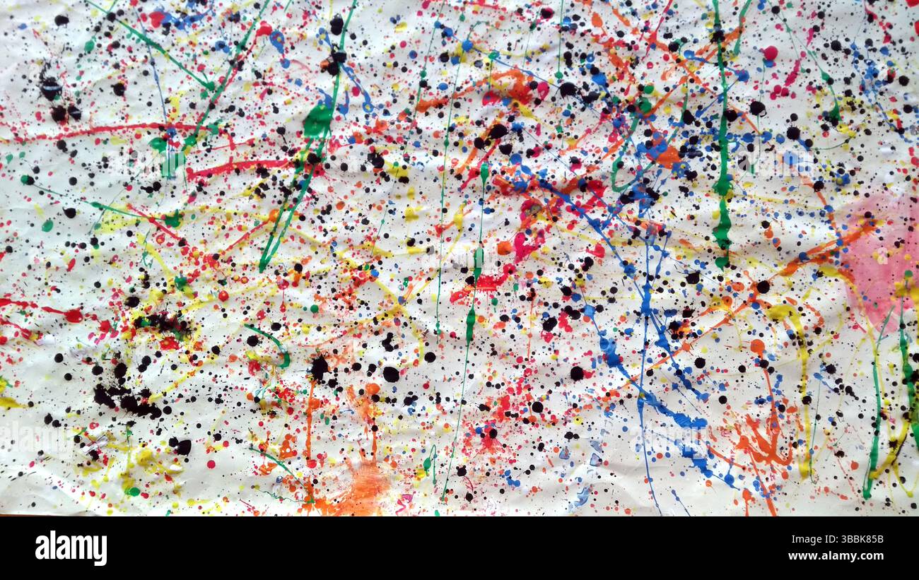 Ampia opera d'arte astratta ricoperta da macchie e gocciolamenti di vernice multicolore caotici, con tratti vivaci e gocce di inchiostro nero su un bianco testurizzato Foto Stock Ampia opera d'arte astratta ricoperta da macchie e gocciolamenti di vernice multicolore caotici, con tratti vivaci e gocce di inchiostro nero su un bianco testurizzato Foto Stock