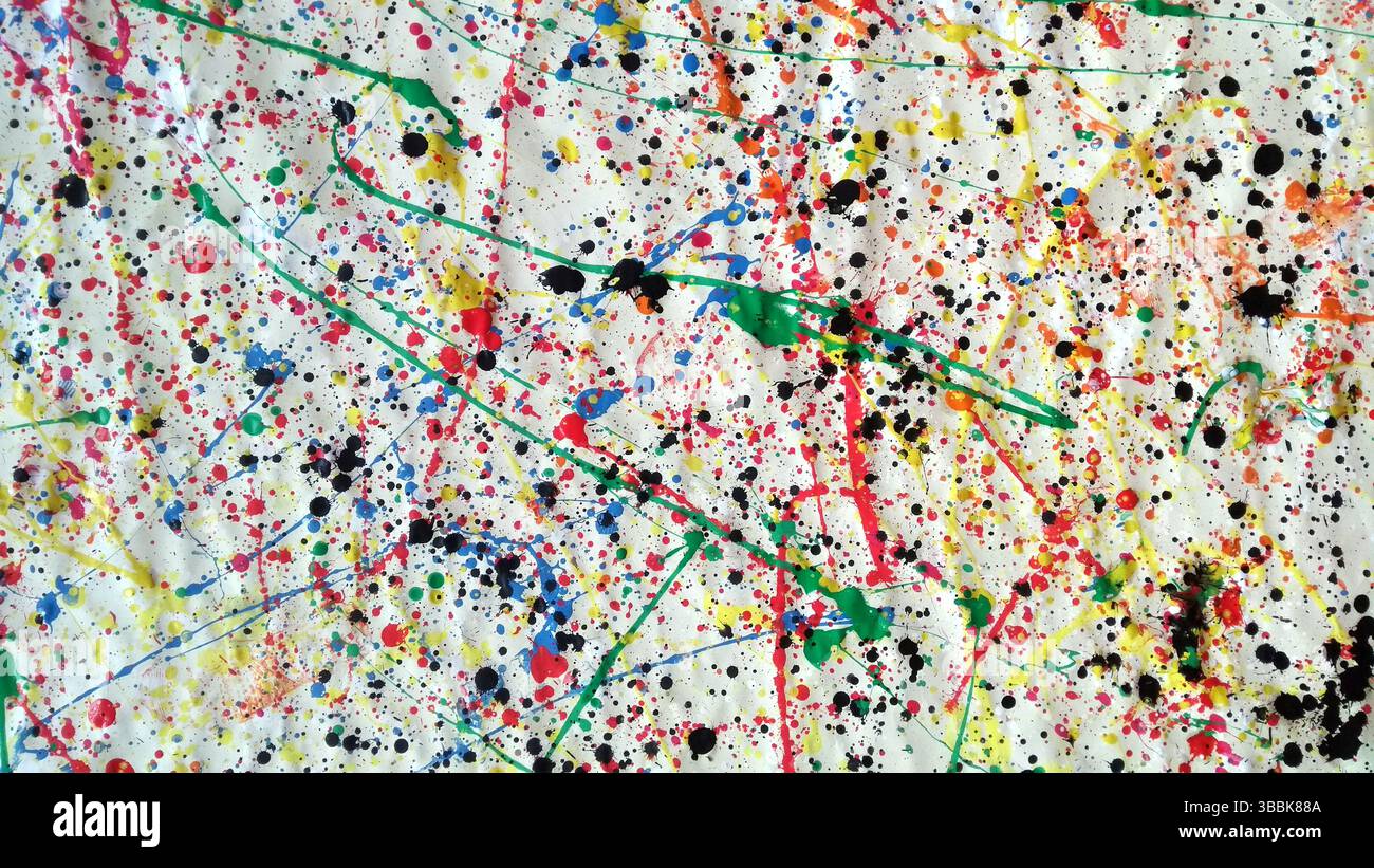 Ampia opera d'arte astratta ricoperta da macchie e gocciolamenti di vernice multicolore caotici, con tratti vivaci e gocce di inchiostro nero su un bianco testurizzato Foto Stock Ampia opera d'arte astratta ricoperta da macchie e gocciolamenti di vernice multicolore caotici, con tratti vivaci e gocce di inchiostro nero su un bianco testurizzato Foto Stock