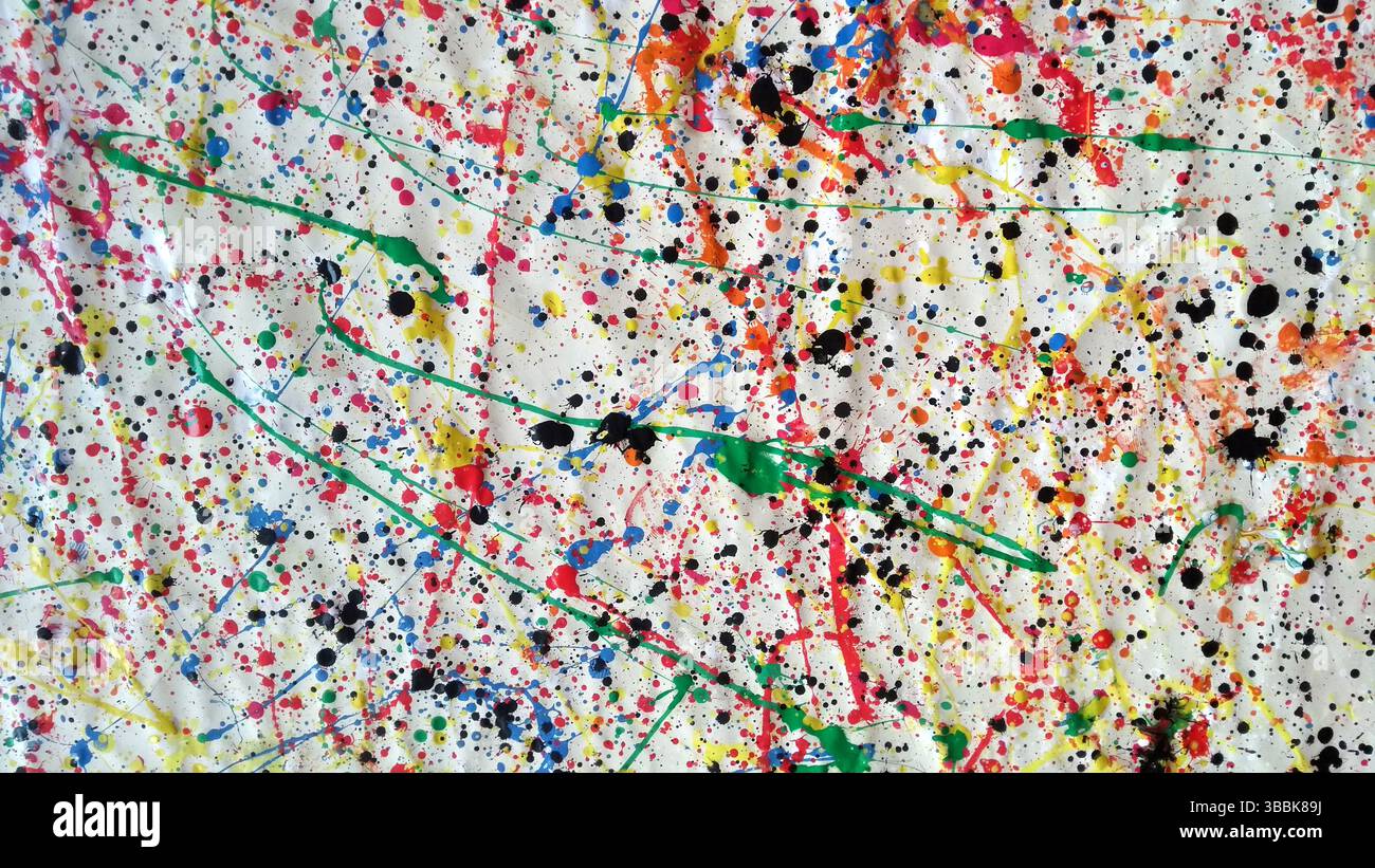 Ampia opera d'arte astratta ricoperta da macchie e gocciolamenti di vernice multicolore caotici, con tratti vivaci e gocce di inchiostro nero su un bianco testurizzato Foto Stock Ampia opera d'arte astratta ricoperta da macchie e gocciolamenti di vernice multicolore caotici, con tratti vivaci e gocce di inchiostro nero su un bianco testurizzato Foto Stock