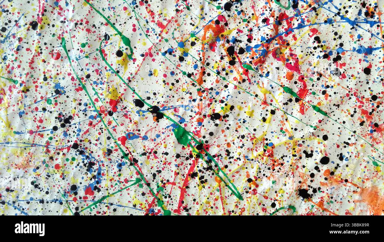 Ampia opera d'arte astratta ricoperta da macchie e gocciolamenti di vernice multicolore caotici, con tratti vivaci e gocce di inchiostro nero su un bianco testurizzato Foto Stock Ampia opera d'arte astratta ricoperta da macchie e gocciolamenti di vernice multicolore caotici, con tratti vivaci e gocce di inchiostro nero su un bianco testurizzato Foto Stock