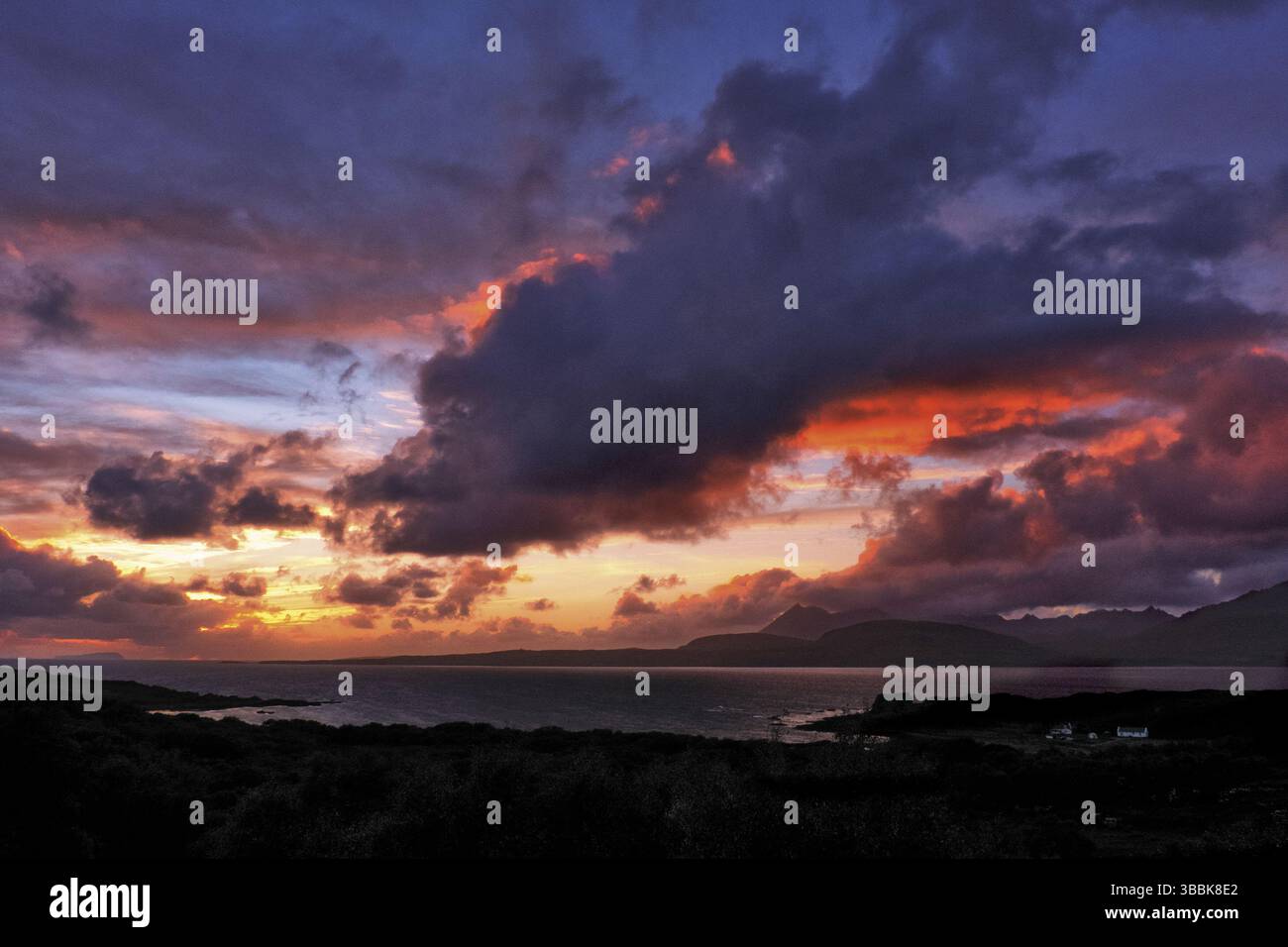 Dragon Cloud & Fiery Sky Sunset sulla spiaggia di Tokavaig e il castello di Dunscaith sull'isola di Skye in Scozia Foto Stock