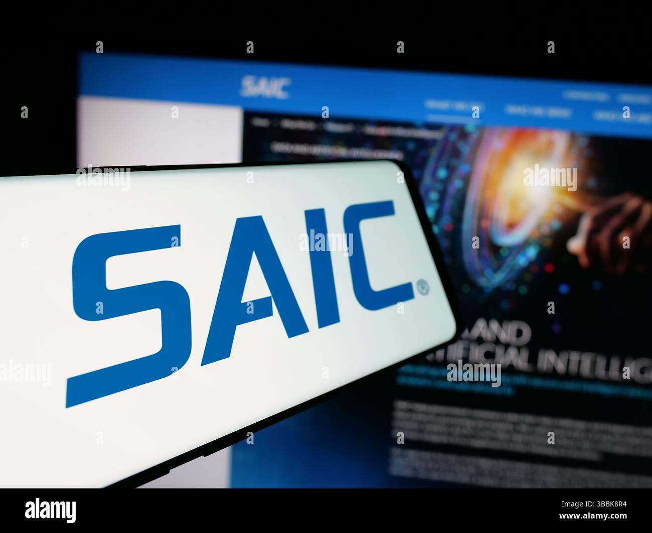 Stoccarda, Germania - 01-07-2024: Smartphone con logo di Science Applications International Corporation (SAIC) sullo schermo davanti al sito Web. Foto Stock