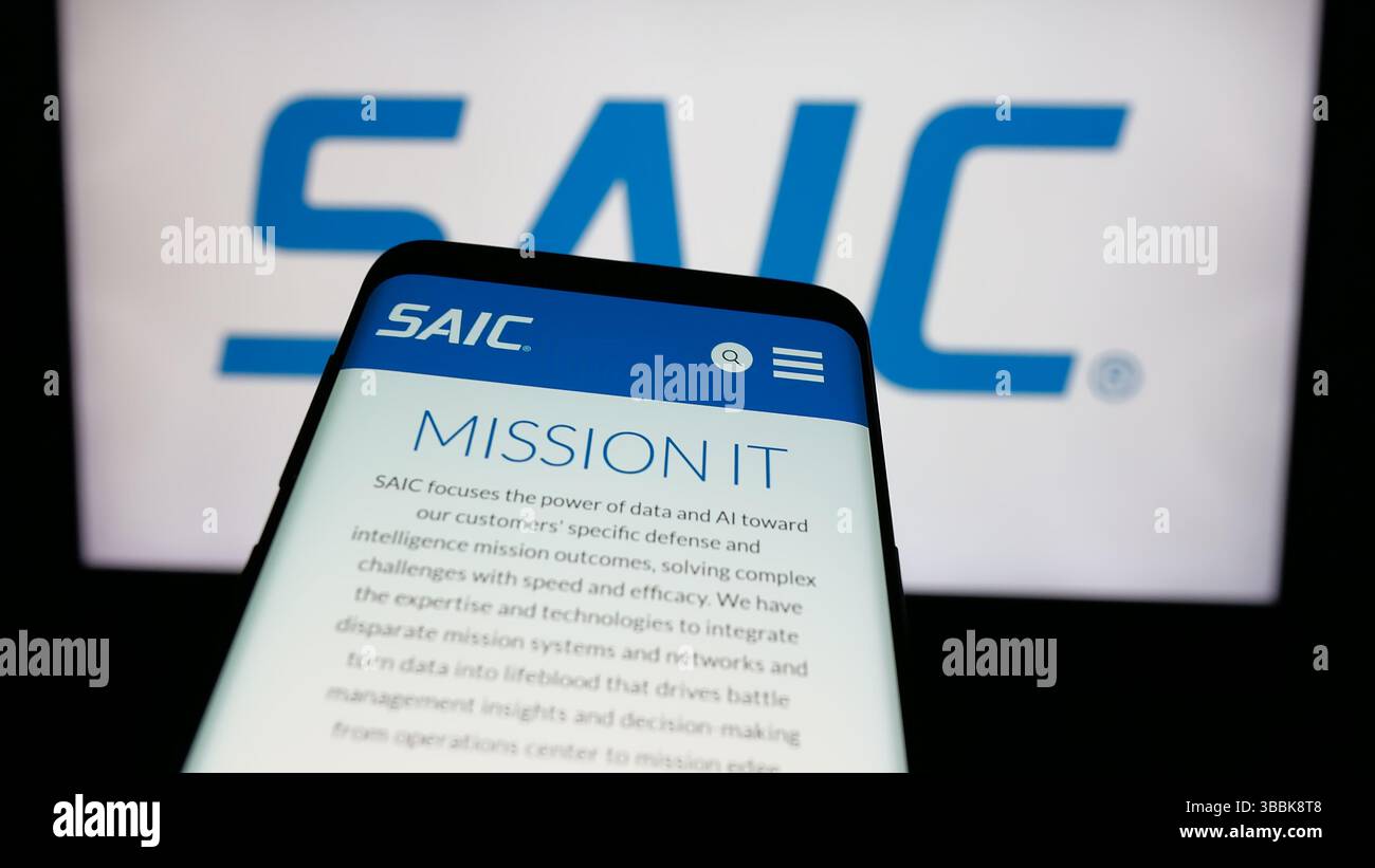 Stoccarda, Germania - 01-07-2024: Telefono cellulare con sito web di Science Applications International Corporation (SAIC) sullo schermo davanti al logo. Foto Stock