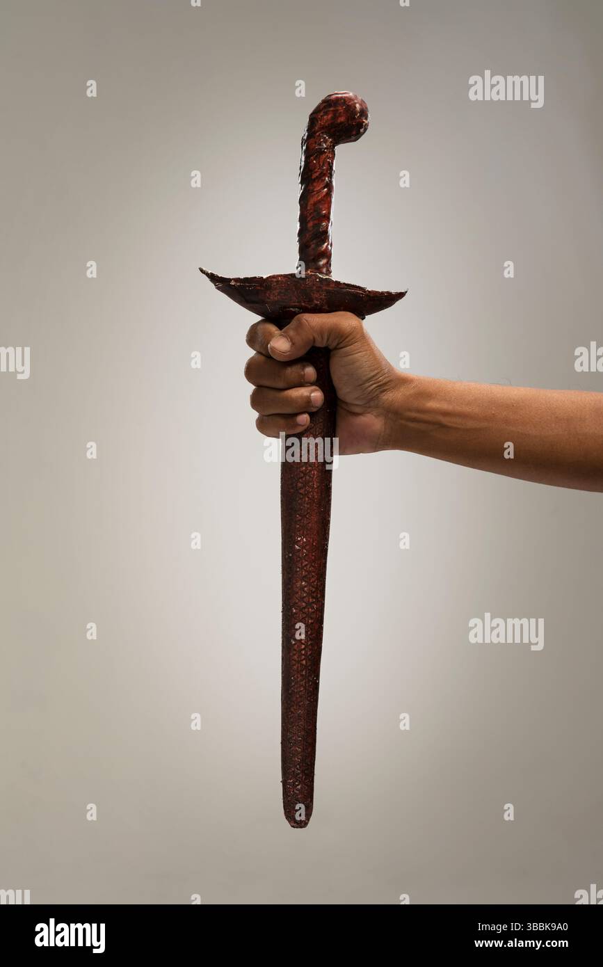 Un Keris in mano. Keris è una piccola spada tipica di Giava, Indonesia. Foto Stock