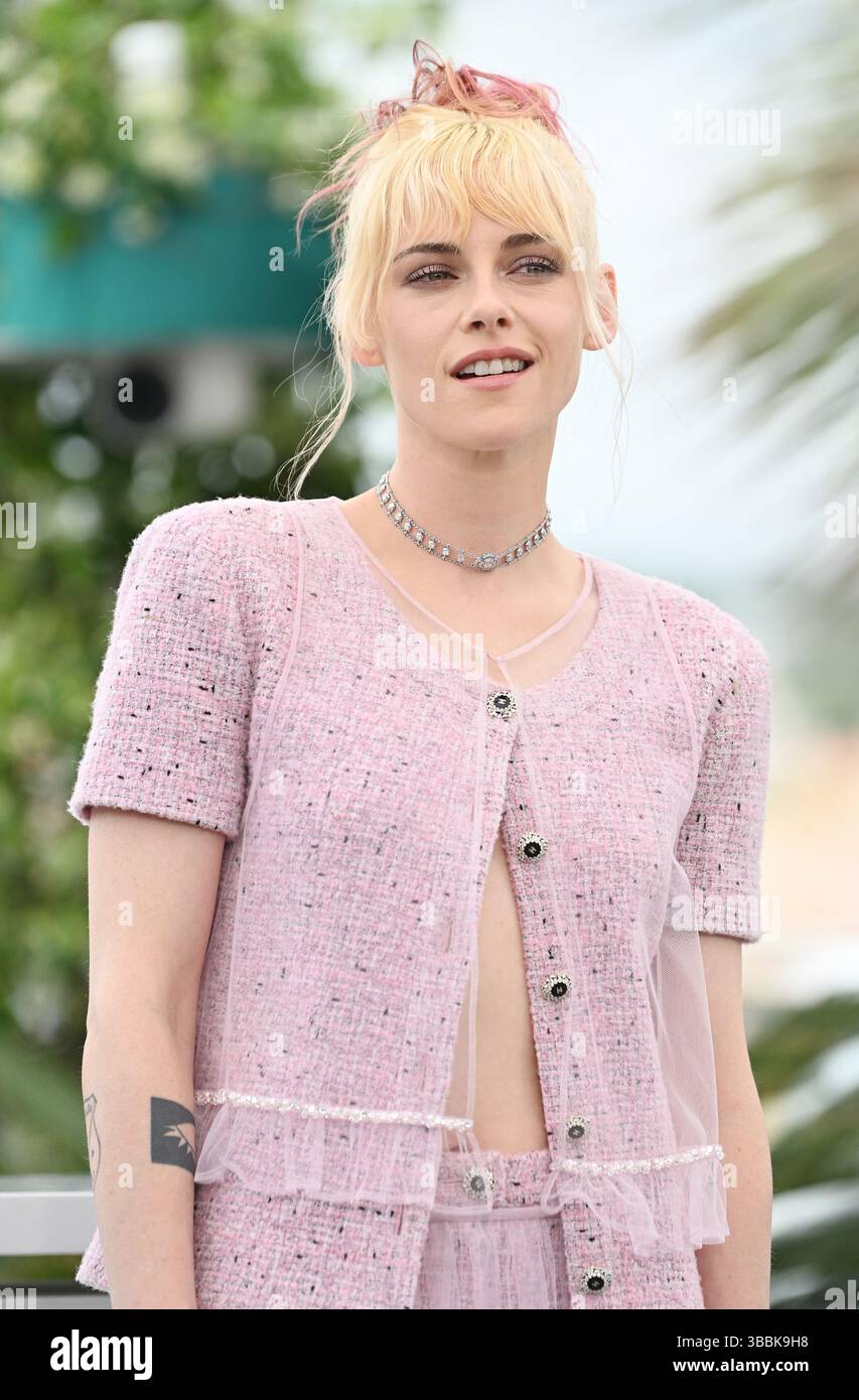 Cannes, Francia. 16 maggio 2025. L'attrice americana Kristen Stewart partecipa a una chiamata fotografica per la Cronologia dell'acqua al 78° Festival di Cannes, in Francia, venerdì 16 maggio 2025. Foto di Rune Hellestad/ credito: UPI/Alamy Live News Foto Stock