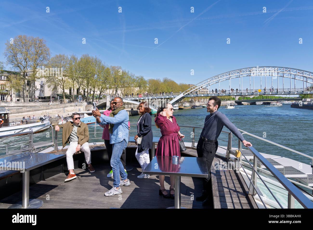 Persone che si godono la vista dalla Ducasse Sur Senna, crociera Gourmet sul fiume a bordo di una barca elettrica, ristorante Ducasse Gourmet Parigi, Francia, Europa Foto Stock
